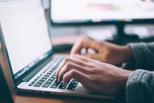 dwie dłonie na klawiaturze komputera 