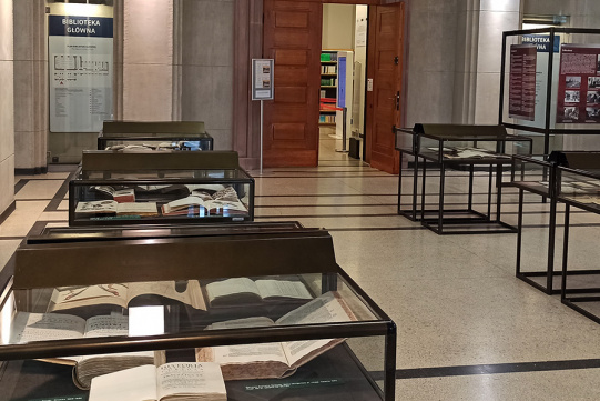 Na zdjęciu ekspozycja w holu w Gmachu Głównym PG