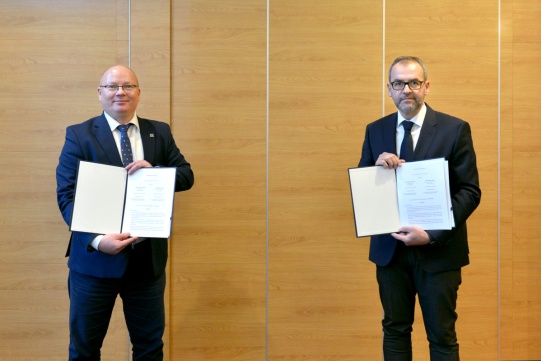 Na zdj. od lewej: prof. Krzysztof Wilde, rektor PG i prof. Piotr Stepnowski, rektor UG