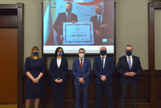 Na zdj. od lewej: Katarzyna Zygmunt, zastępca dyrektor Związku Uczelni im. Fahrenheita, prof. Adriana Zaleska-Medynska, dyrektorka Związku Uczelni im. Fahrenheita, prof. Marcin Gruchała, rektor GUMedu, prof. Krzysztof Wilde, rektor PG, prof. Piotr Stepnowski, rektor UG. Na ekranie w tle widoczny jest Przemysław Czarnek, minister edukacji i nauki oraz Wojciech Murdzek, sekretarz stanu w MEiN. Fot. Krzysztof Krzempek / Politechnika Gdańska