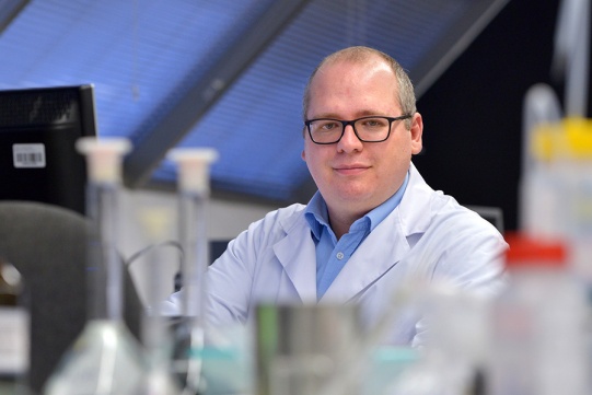 Na zdjęciu prof. Jacek Ryl w laboratorium.