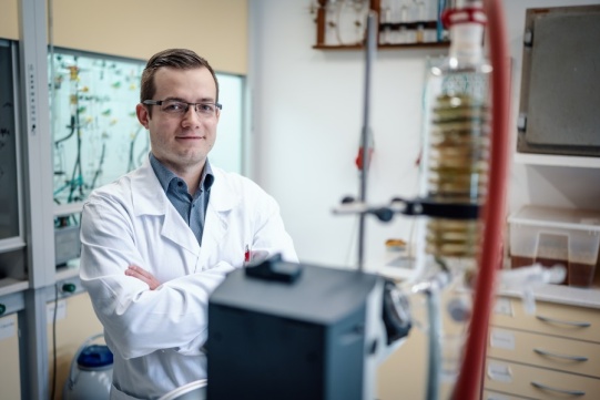 Na zdjęciu dr Mateusz daśko w swoim laboratorium 