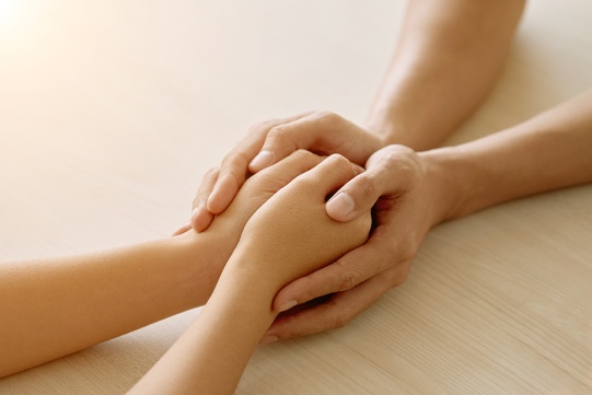 Ściskające się dłonie 