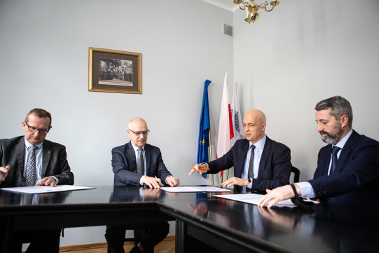 Gdańsk University of Technology was represented by Prof. PhD, DSc, Eng. Janusz Nieznański (second from the left), vice-rector for internationalization and innovation, the Medical University of Gdańsk - by Prof. PhD, DSc Michał Markuszewski, Vice-Rector for Science, and Gemini Polska – by Artur Łakomiec, President of the Management Board and Artur Sznek, Member of the Management Board. Photo Maciej Moskwa