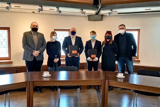 Na zdjęciu od lewej: Prof. Piotr Lorens (PG), dr inż. arch. kraj. Dominika Gołębiewska (ASP), prof. Krzysztof Wilde (rektor PG), prof. ASP Krzysztof Polkowski (rektor ASP), dr inż. arch. Justyna Borucka (Wydz. Architektury PG), dr Rafał Setlak (ASP). 