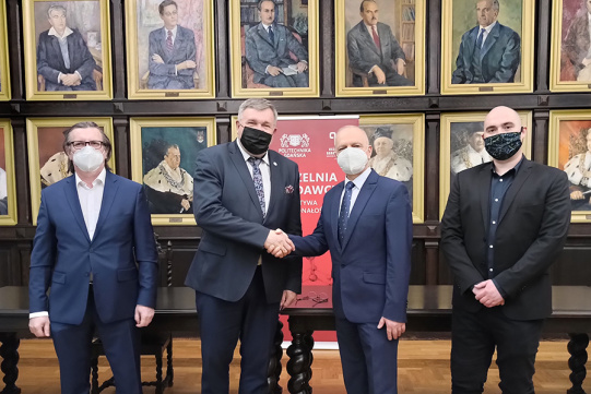 Na zdjęciu dr hab. inż. arch. Marek Wysocki, prof. uczelni, Mieczysław Grzegorz Gołuński Burmistrz Kartuz, prof. dr hab. inż. Janusz Nieznański, prorektor ds. umiędzynarodowienia i innowacji PG oraz Mateusz Puchalski, Broker Innowacji z Centrum Transferu Wiedzy i Technologii PG