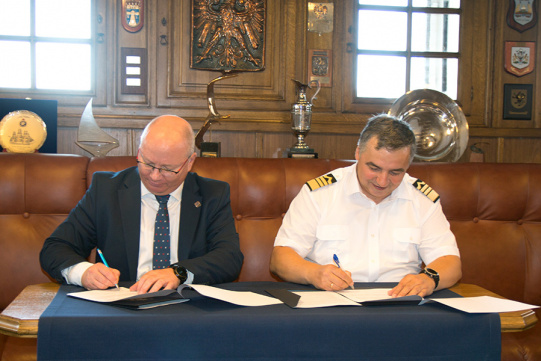 Na zdjęciu prof. Krzysztof Wilde, rektor PG oraz prof. dr hab. inż. kpt. ż.w. Adam Weintrit, rektor Uniwersytetu Morskiego. Fot. mat. Uniwersytet Morski