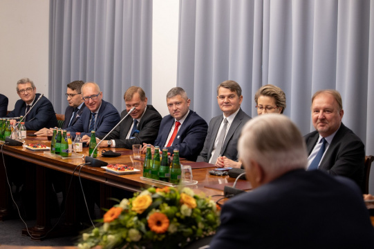 Wicepremier i minister rozwoju, pracy i technologii Jarosław Gowin wraz z członkami Rady ds. Planu dla Pracy i Rozwoju