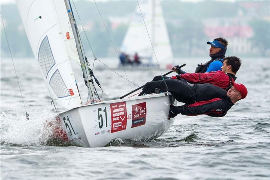 na zdjęciu załoga żeglarzy PG