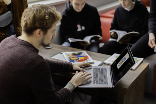 Studenci przy komputerach 