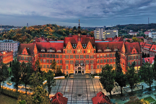 Widok na gmach główny PG 