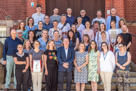 zespół pracowników PG biorący udział w finale cyklu szkoleń "Dydaktyczne piątki" z zespołem Centrum Nowoczesnej Edukacji i prof. Krzysztofem Wilde, rektorem PG