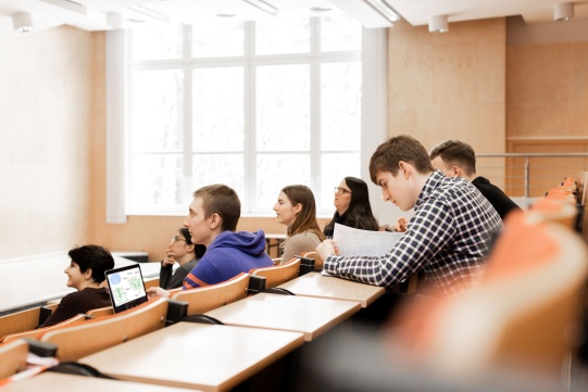 Na zdjęciu widać studentów w trakcie wykładu