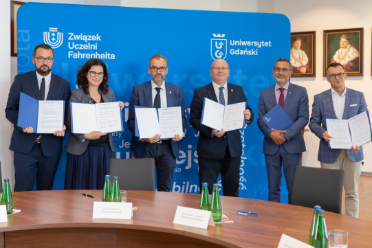 Na zdjęciu sygnatariusze porozumienia 