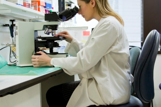 Na zdjęciu widać naukowca w laboratorium