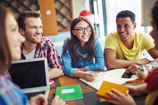 Studenci uczący się przy wspólnym stole 