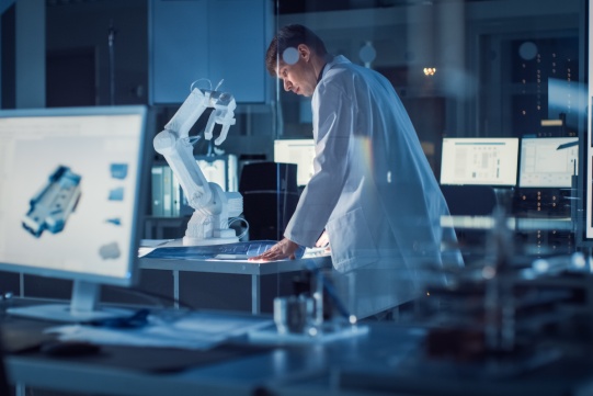 Mężczyzna nad mikroskopem 