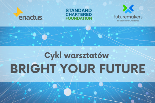 Na zdjęciu na niebieskim tle w róznych odcieniach znajduje się nazwa projektu oraz nazwy Organizatorów.