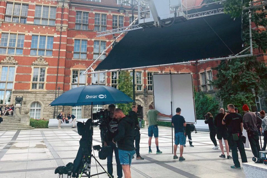 Zdjęcie przedstawia plan filmowy przed Gmachem Głównym 