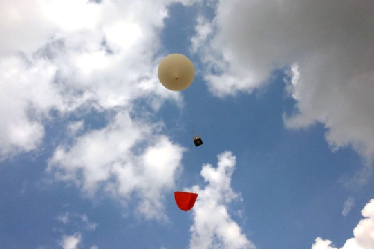 żółty balon na tle nieba 