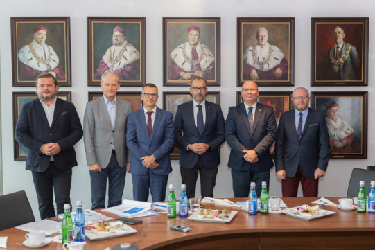 Paweł Orłowski, chairman of the MUG's Council, Sławomir Halbryt, chairman of the Gdańsk Tech Council, prof. Marcin Gruchała, Rector of the MUG, prof. Piotr Stepnowski, Rector of the University of Gdańsk, prof. Krzysztof Wilde, rector of Gdańsk Tech and Maciej Duszczyk, PhD, DSc, chairman of the UG Council. Photo UG materials