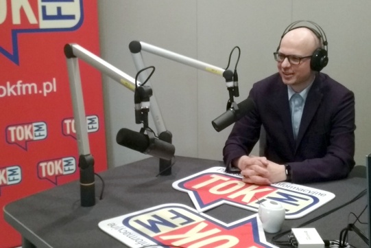 Na zdjęciu dr hab. inż. Piotr Szczuko, prof. uczelni w studiu TOK FM