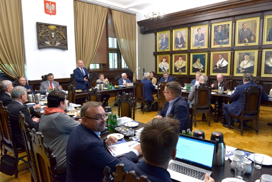 grupa ludzi przy stołach 