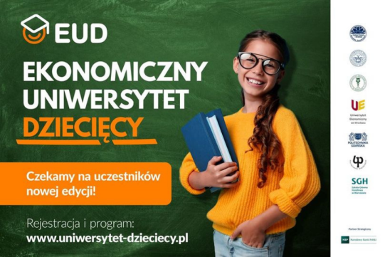 grafika Ekonomicznego Uniwersytetu Dziecięcego - uśmiechnięta dziewczynka w okularach i żółtej bluzie stoi z książkami na ciemnozielonym tle