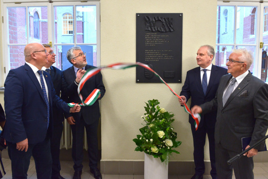 Na zdj. z lewej strony: prof. Krzysztof Wilde, rektor Politechniki Gdańskiej, prof. Mirosław Golon, dyrektor Oddziału IPN w Gdańsku, dr Pál Attila Illés, konsul generalny Republiki Węgier w Gdańsku; z prawej strony: prof. Edmund Wittbrodt, Dariusz Drelich, wojewoda pomorski. Fot. Krzysztof Krzempek