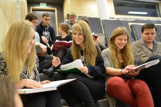 grupa uśmiechniętych studentów 