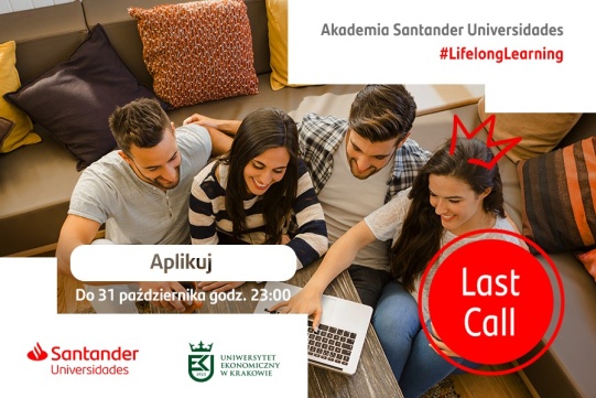 Na zdjęciu widoczne są cztery uśmiechnięte osoby: dwie kobiety i dwóch mężczyzn siedzących przy stole.