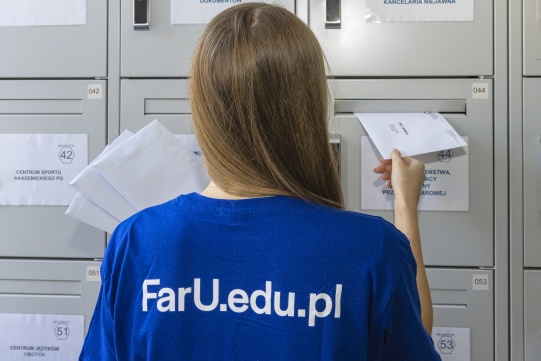 Osoba wrzucająca kopertę do skrytki