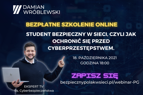 Na zdjęciu na granatowym tle znajduje się Damian Wróblewski ubrany w ciemny sweter. Dodatkowo jasnymi literami napisane są informacje o webinarze.
