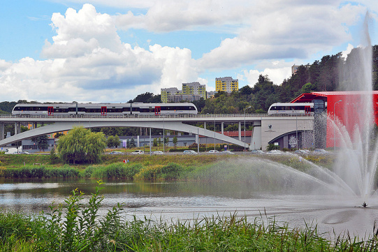 Kolej PKM zatrzymująca się na przystanku Gdańsk-Niedźwiednik 