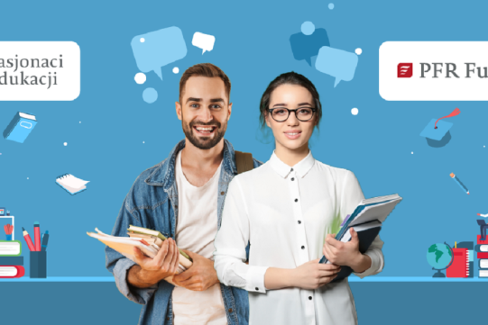 Na zdjęciu widoczny jest tekst reklamujący program oraz kobieta i mężczyzna. Obydwoje uśmiechnięci, w białych koszulach, stoją na środku zdjęcia.