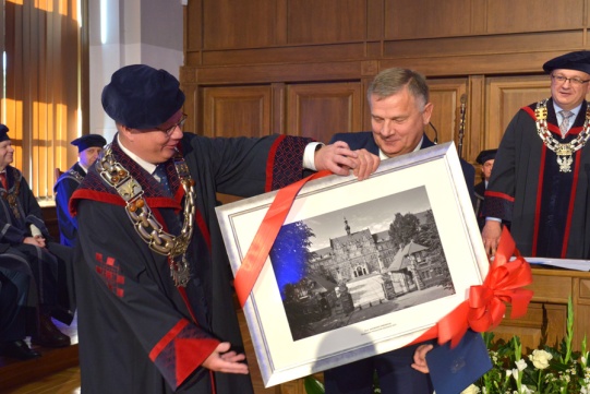 Na zdj. prof. Krzysztof Wilde, rektor Politechniki Gdańskiej i prof. Kazimierz Darowicki, który został wyróżniony tytułem "Osobowość Politechniki Gdańskiej"