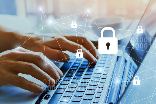 Dłonie na klawiaturze komputera 