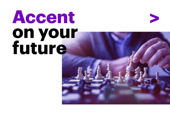 Na zdjęciu znajduje się szachownica oraz tytuł programu. Kolorystyka zdjęcia jest filetowa.