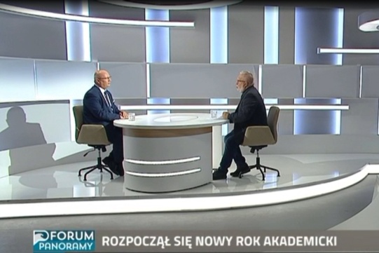 Studio telewizyjne i siedzący przy stole redaktor prowadzący oraz prof. Krzysztof Wilde 