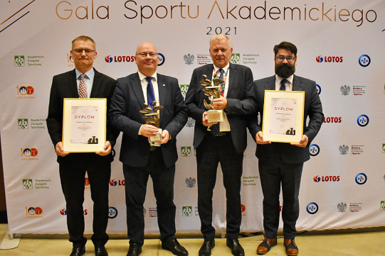 Przedstawiciele PG trzymający dyplomy 