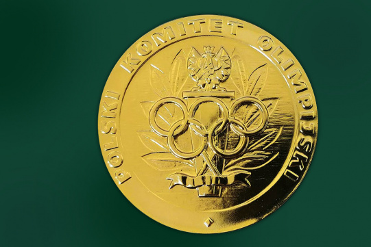 złoty medal na zielonym tle 