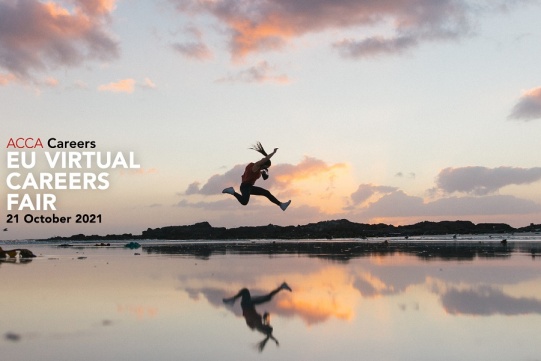 Na zdjęciu znajduje się biegnąca postać w chmurach nad morzem.