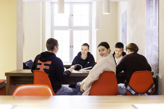 Grupa studentów siedząca przy stole