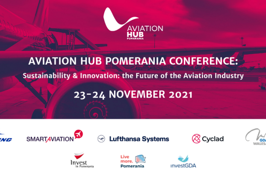 Na zdjęciu znajduje się na bordowym tle informacja o konferencji.