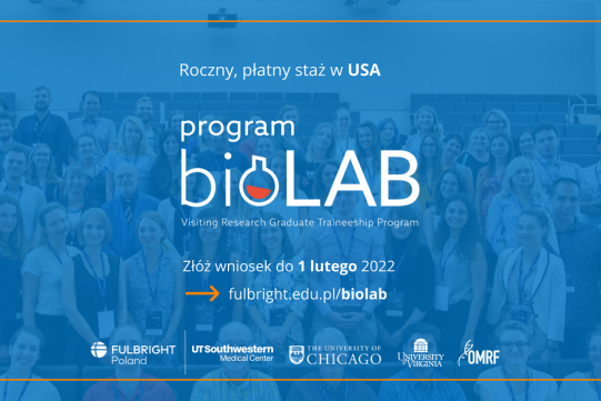 Na zdjęciu na cimno niebieskim tle widoczna jest informacja o programie.