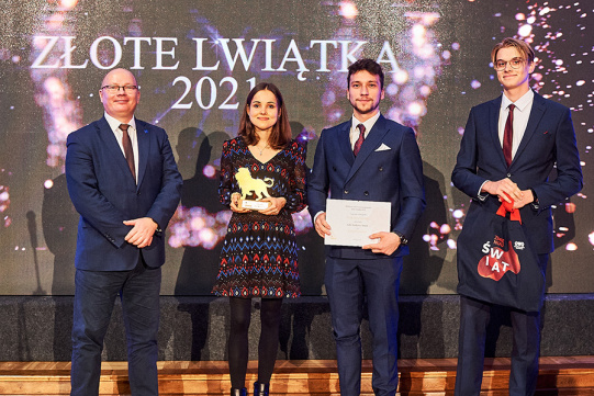 Na zdjęciu prof. Krzysztof Wilde, rektor Politechniki Gdańskiej ze studentami z Koła Naukowego SimLE, laureatami plebiscytu w kategorii Projekt naukowy STARDUST