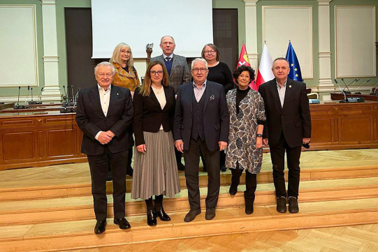Ośmioro z 9 członków kapituły medali miasta Gdańska: (pierwszy rząd od lewej) - Jan Zarębski, Agnieszka Owczarczak, Edmund Wittbrodt, Dorota Kolak, Bogusław Kaczmarek, (drugi rząd od lewej) - Barbara Szczepuła-Ponikowska, Cezary Obracht-Prondzyński, Anna Czkanowicz