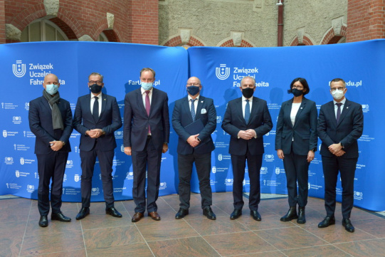 Rektorzy i władze województwa na wspólnym zdjęciu 