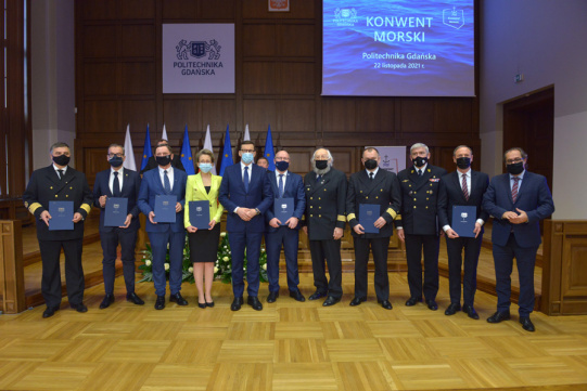 Na zdjęciu rektorzy ośmiu uczelni, które podpisały porozumienie wraz z premierem Mateuszem Morawickim, ministrem Markiem Gróbarczykiem oraz kpt. ż. w. Zbigniewem Sulatyckim, przewodniczącym Konwentu Morskiego. Fot. Krzysztof Krzempek/PG 
