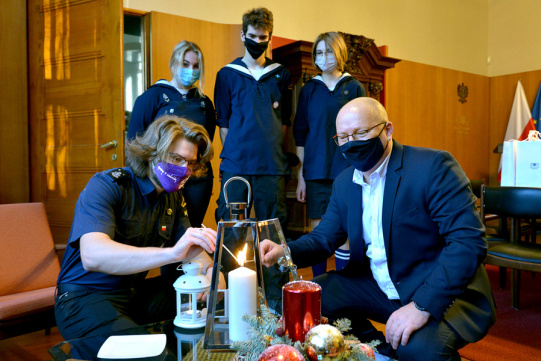 rektor otrzymuje światełko od harcerzy 